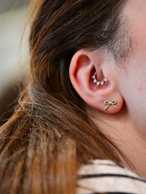 Kulakta üst üste takılmış küçük piercingler