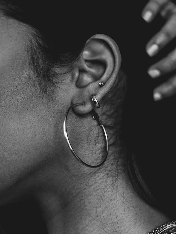 Siyah beyaz: birkaç piercingi olan bir kulak