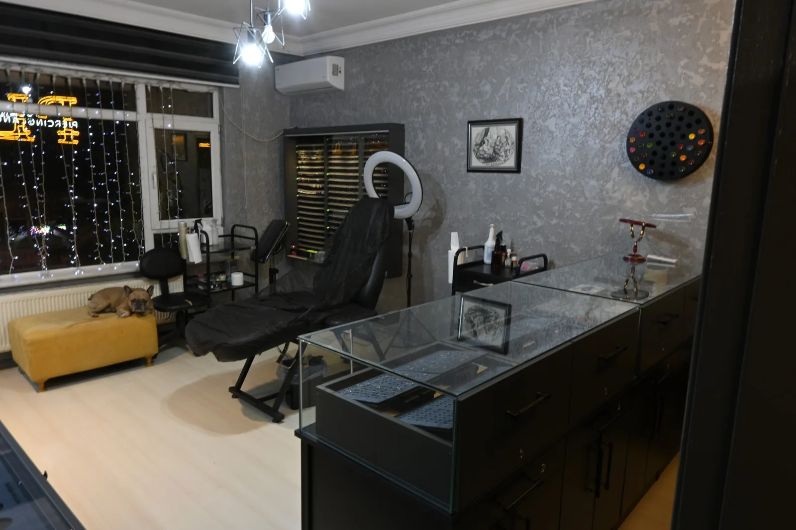 The fitting area, the chair and the glass counter